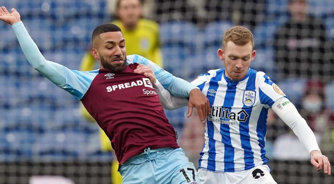 Aaron Lennon battling with Lewis O'Brien