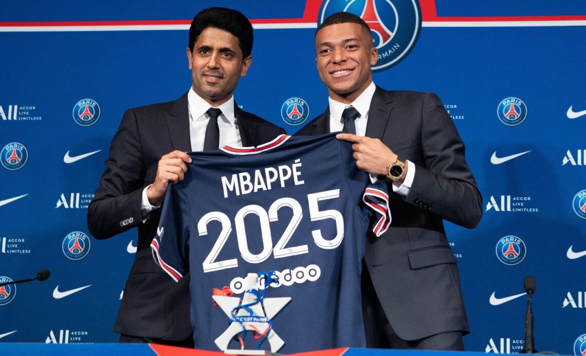 Liverpool target Kylian Mbappe lifst a shirt up