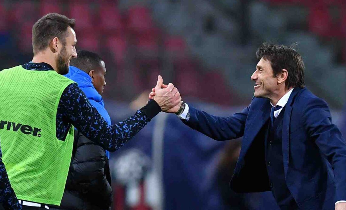 Stefan De Vrij celebrating with Antonio Conte