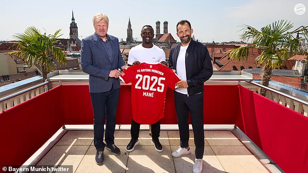 Mane posted with Bayern CEO Oliver Khan (L) and sporting director Hasan Salihamid¿i¿ (R)