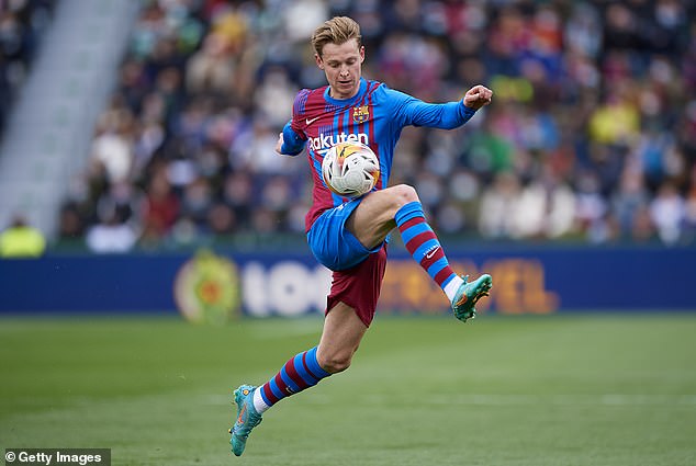 Barcelona's Frenkie de Jong 'clears out his locker' at the club amid Manchester United interest