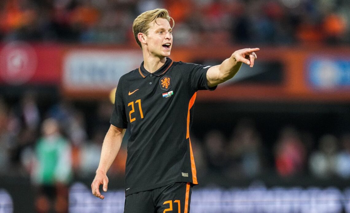 Frenkie De Jong points the way to Manchester CIty