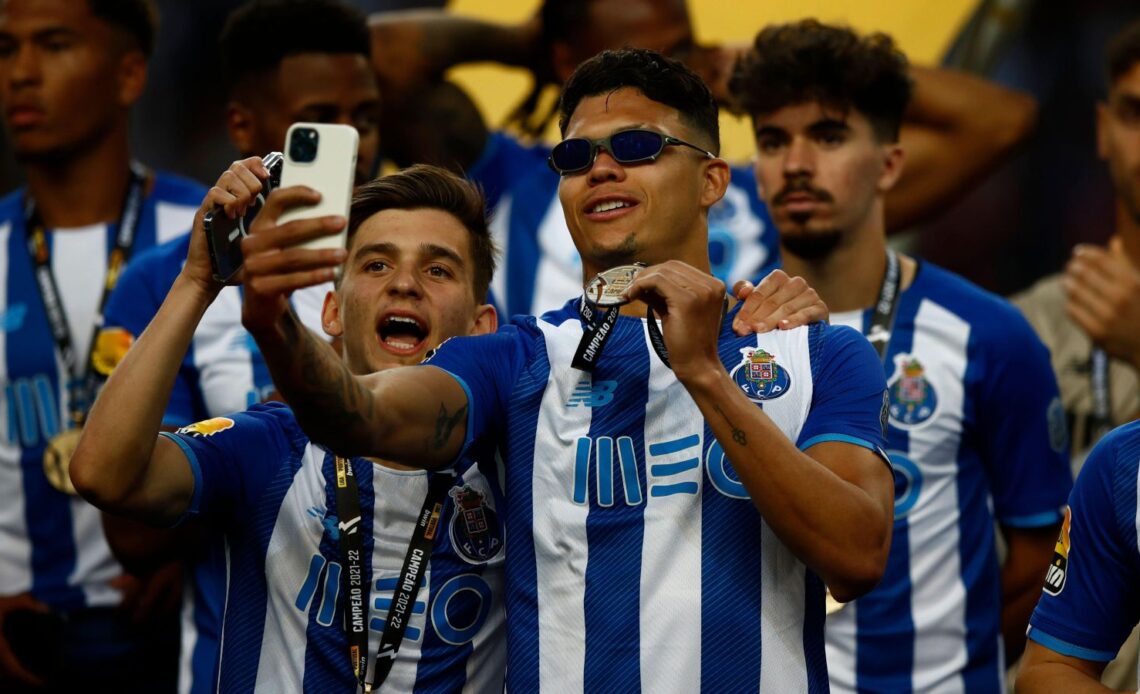 Man Utd target Evanilson takes a selfie with his team-mates