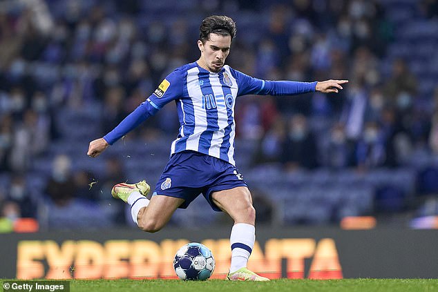 Manchester United have suffered a blow in their pursuit of Porto midfielder Vitinha