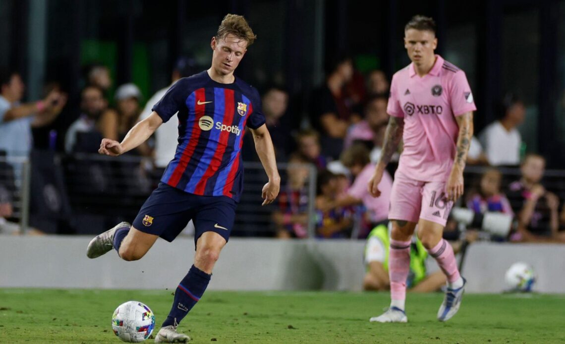 Man Utd target Frenkie de Jong plays the ball