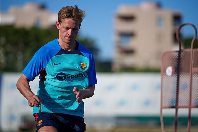 Frenkie de Jong wants to stay at Barcelona rather than moving to Manchester United