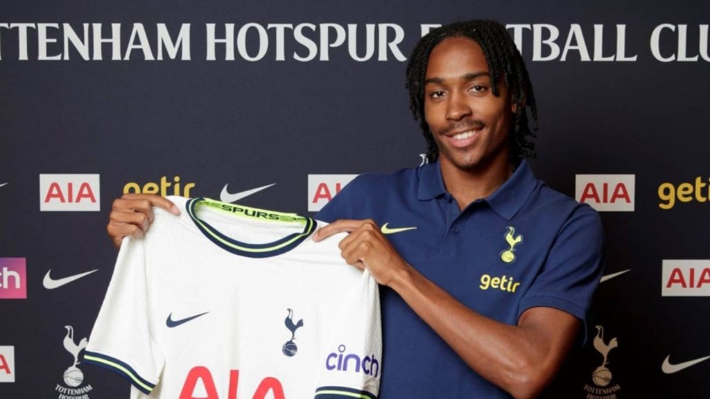 Djed Spence signs for Spurs pic via TottenhamHotspur.com