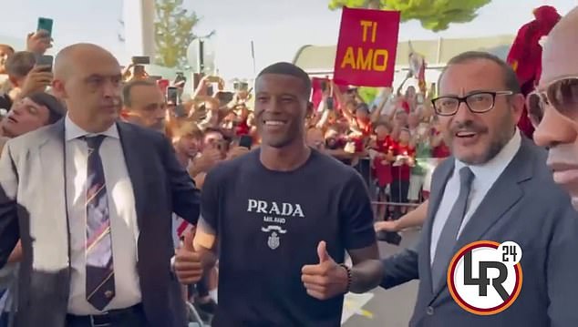 Georginio Wignaldum gives a thumbs up to the fans that waited for his arrival in Italy