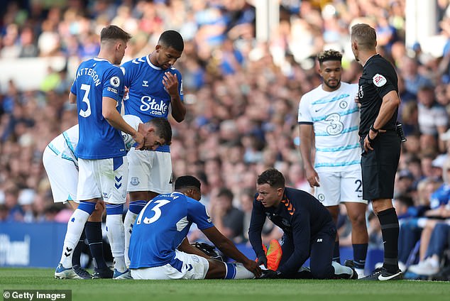 Yerry Mina struggled with an ankle issue in Everton's opening day defeat to Chelsea