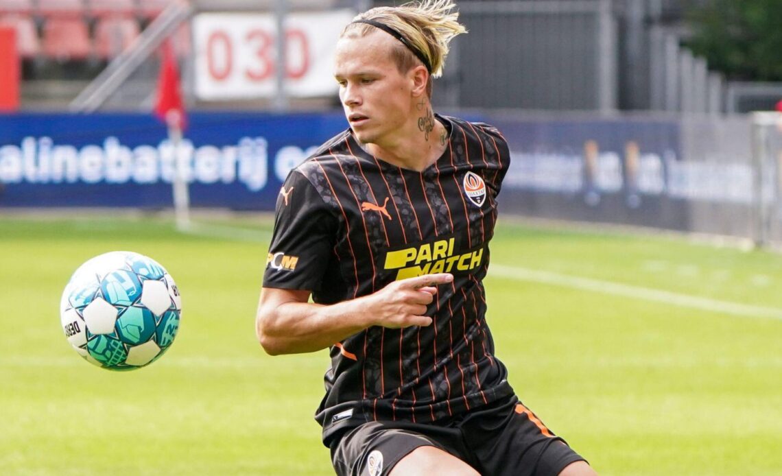 Mykhaylo Mudryk in action for Shakhtar Donetsk .