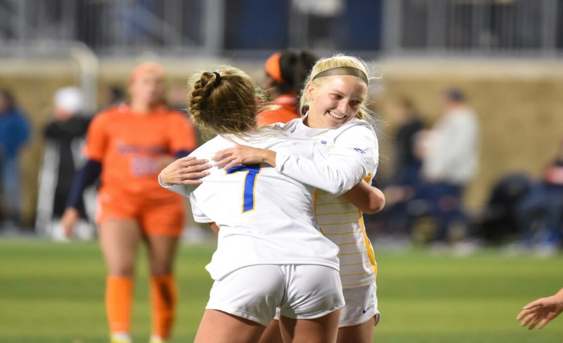 Women's Soccer Up to No. 19 in United Soccer Coaches Rankings