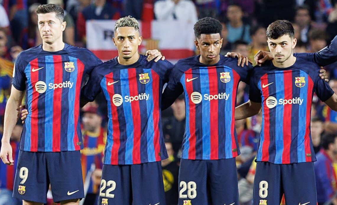 Barcelona players Robert Lewandowski, Raphinha, Pedri and Alejandro Balde line up for a minute's silence.