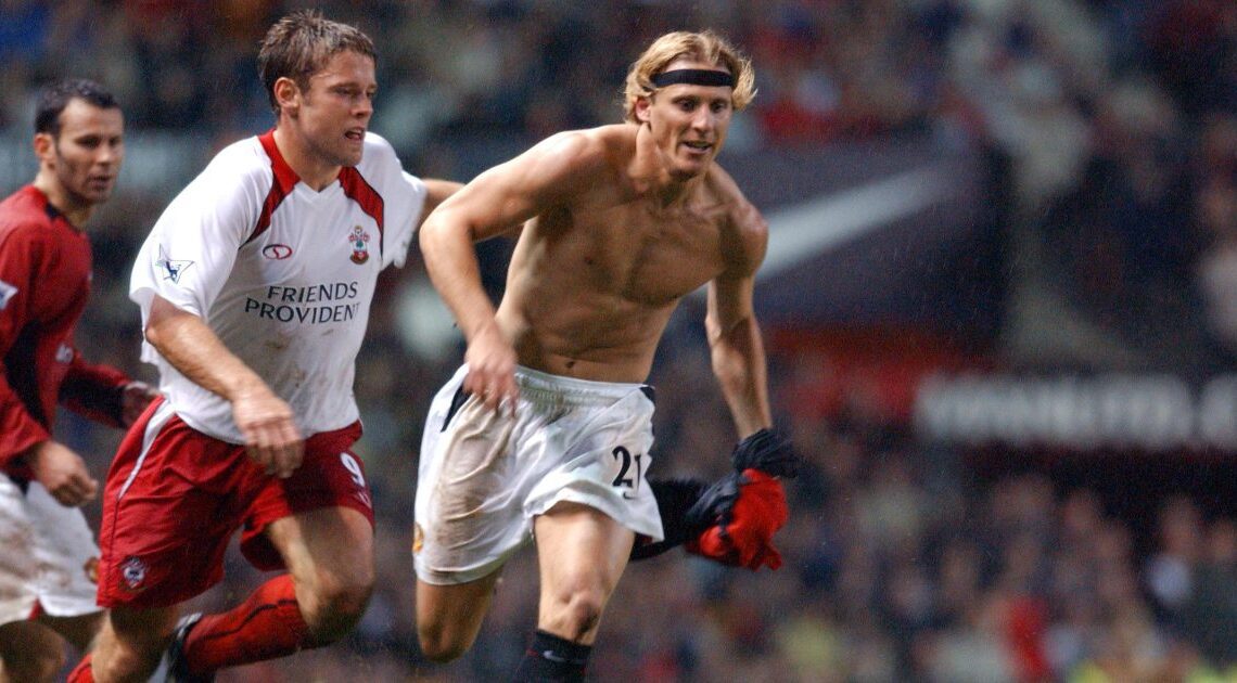 When Diego Forlan scored a rocket & played without a shirt for Man Utd