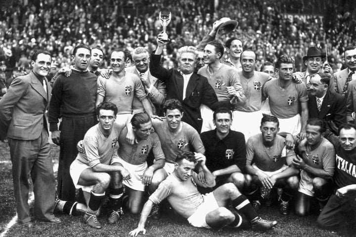 TOPSHOT-WORLD CUP-1938-ITALY-TEAM-CUP