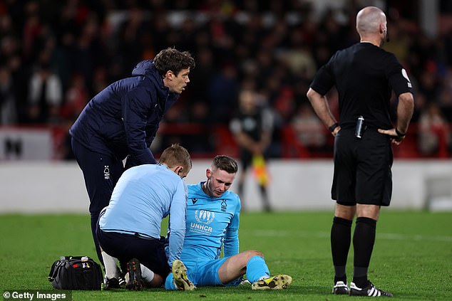 Dean Henderson is set to be out for the next month after suffering an injury against Leicester
