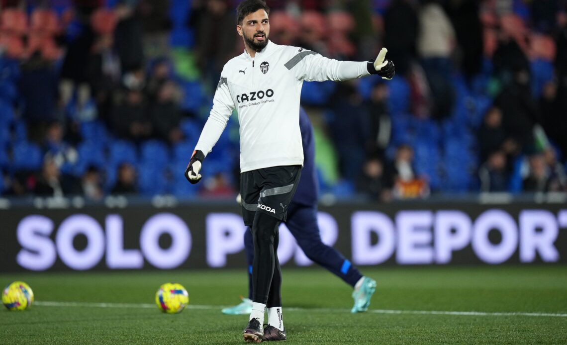 Exclusive: Fabrizio Romano: Chelsea & Tottenham eyeing shotstopper; Leicester met with his agent