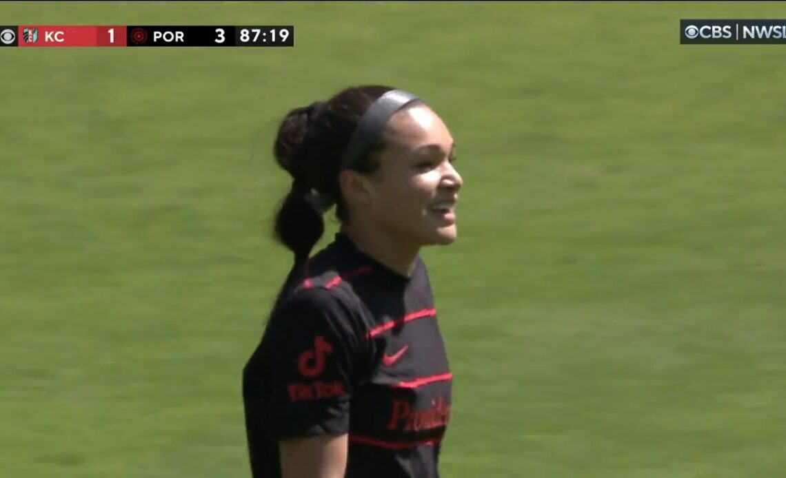 GOAL | Sophia Smith fires from the top of the box, tallying her first NWSL hat trick | April 1, 2023