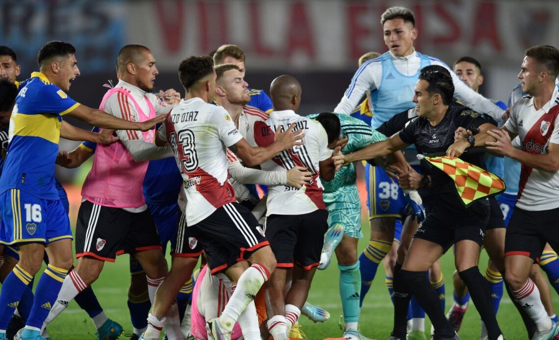 Grab the popcorn for 7 mins of pure Superclasico chaos