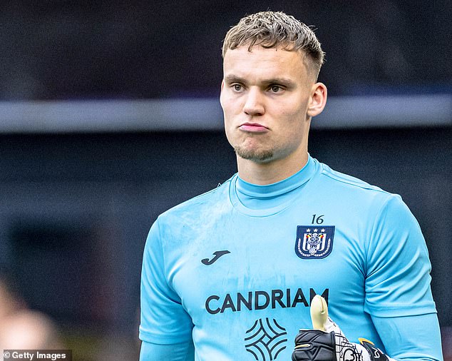 Manchester United are considering a move for young Dutch keeper Bart Verbruggen