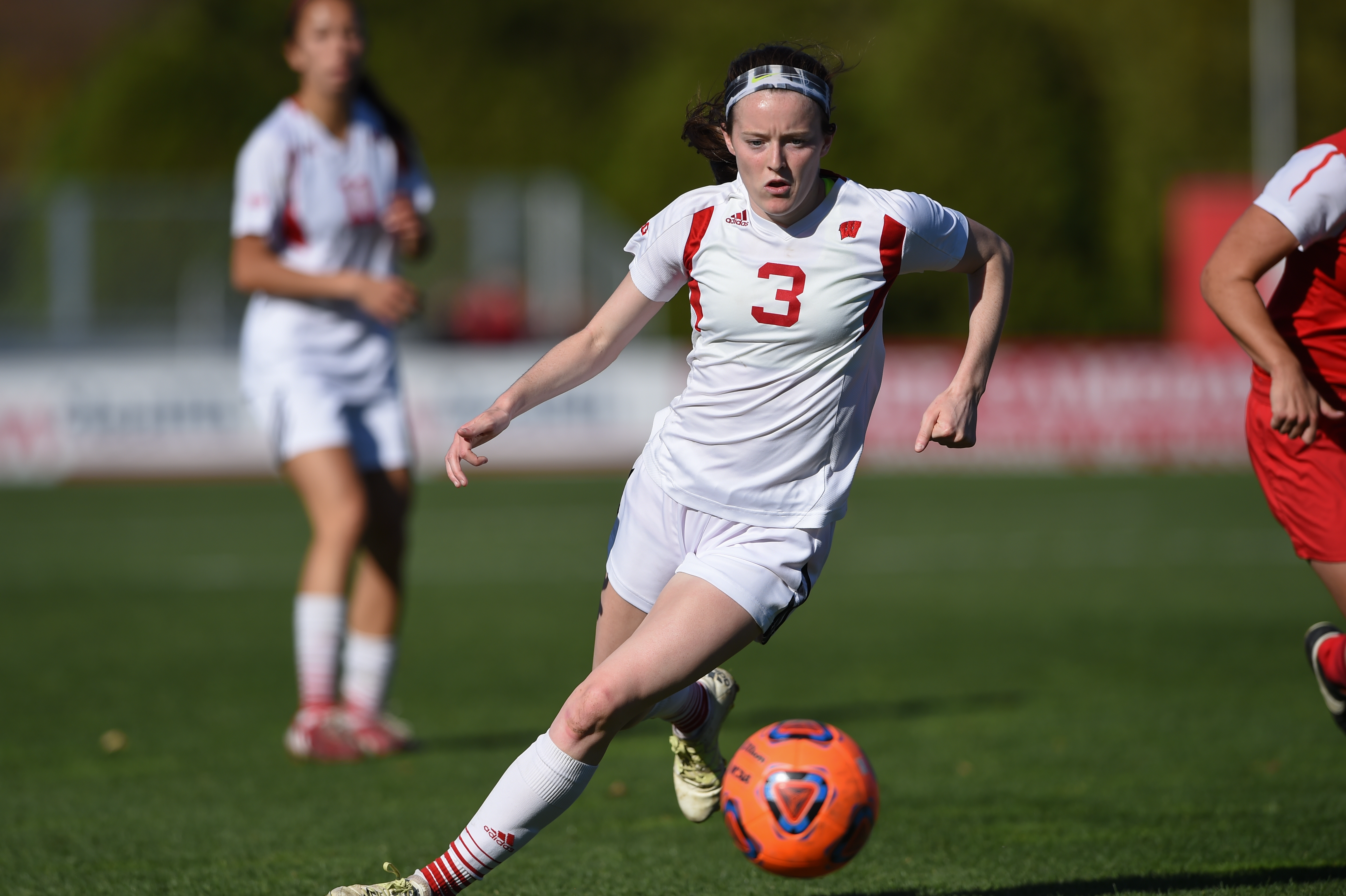 Rose Lavelle (3) keeps possession of the ball.