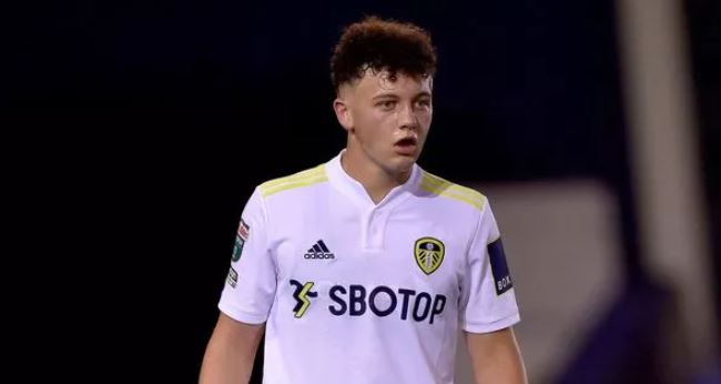 Defender returns to Leeds United from Dubai as he seeks another loan exit