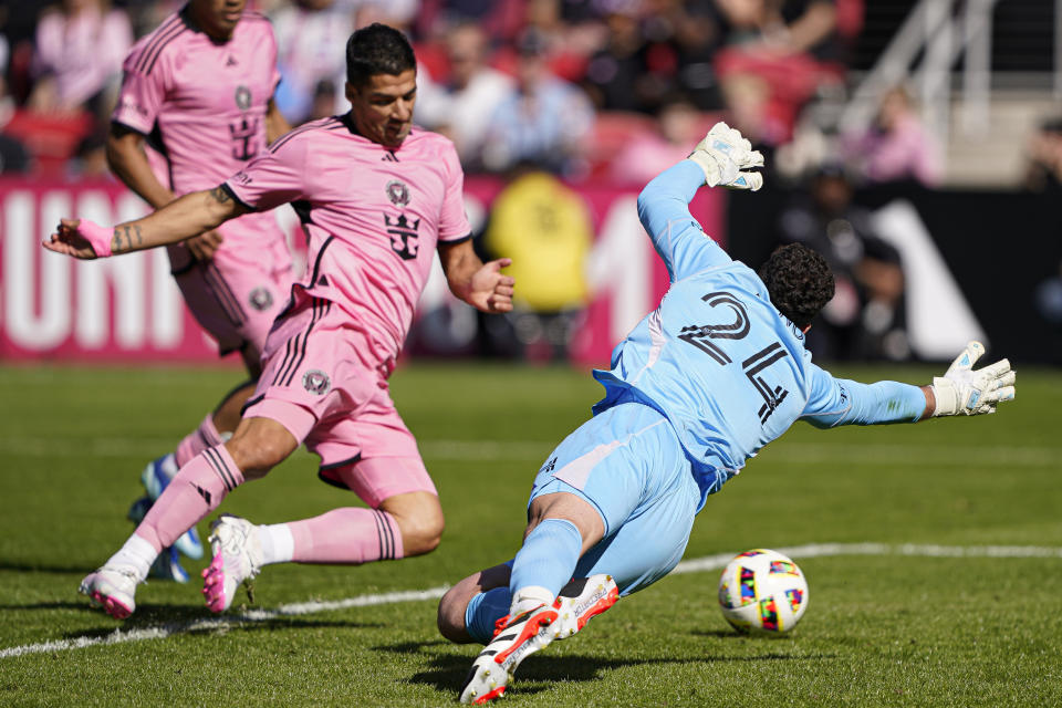 Inter Miami striker Luis Suárez scores past DC United goalkeeper Alexander Bono during the second half of an MLS soccer match at Audi Field, Saturday, March 16, 2024, in Washington. (AP Photo/Nathan Howard)