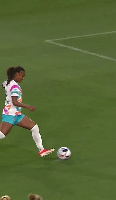 Jaedyn Shaw is 💰 from the spot. #nwsl #soccer
