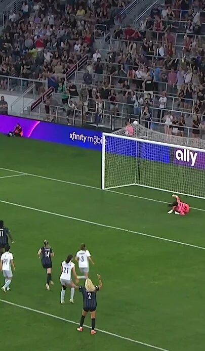 Sullivan slots it home from the spot 🎯  #nwsl