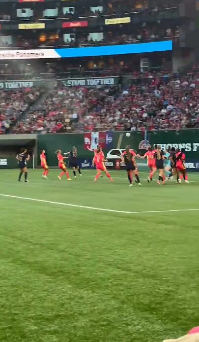 What a sequence of saves 😮‍💨 Kelli on the line! #BAONPDX