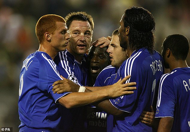 Steve Sidwell played alongside John Terry (second left) during his brief Chelsea career