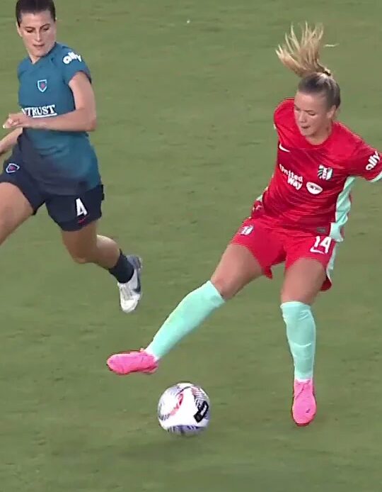 Claire Hutton hits the spin cycle 🌀  #nwsl