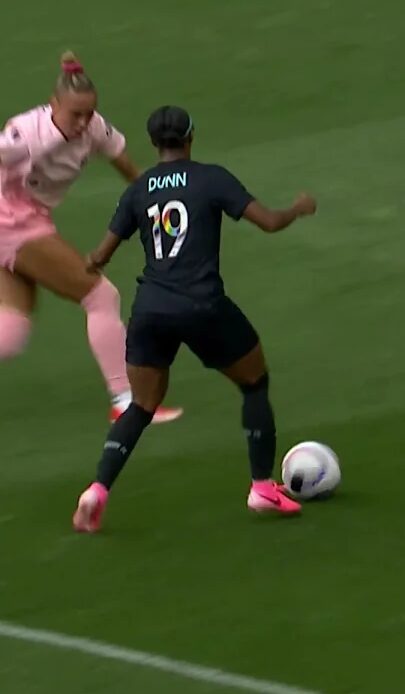 She's DUNN it again! Crystal scores her first in @skybluefc colors 🖤  #nwsl