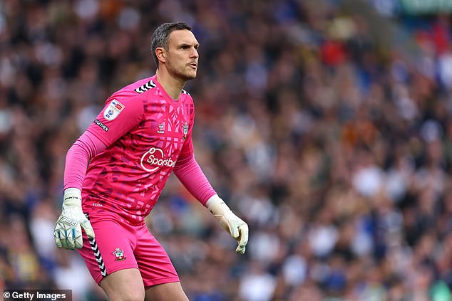 Southampton goalkeeper Alex McCarthy has signed a new two-year contract at St Mary's