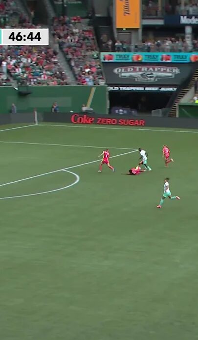 Temwa Chawinga against three defenders and STILL SCORES!  #nwsl