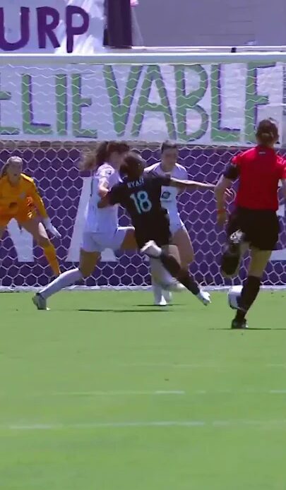 This finish by Yazmeen Ryan 👌  #nwsl