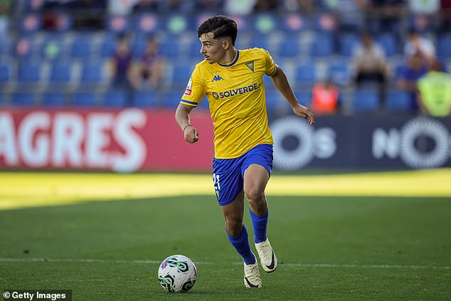 Wolves have pipped Atletico Madrid to agree a £12.7m deal with Braga for Rodrigo Gomes