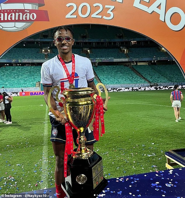 Kayky pictured holding the Campeonato Baiano trophy during a loan spell at Bahia in 2023