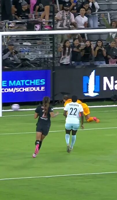 Claire Emslie delivers from the spot 🎯  #nwsl