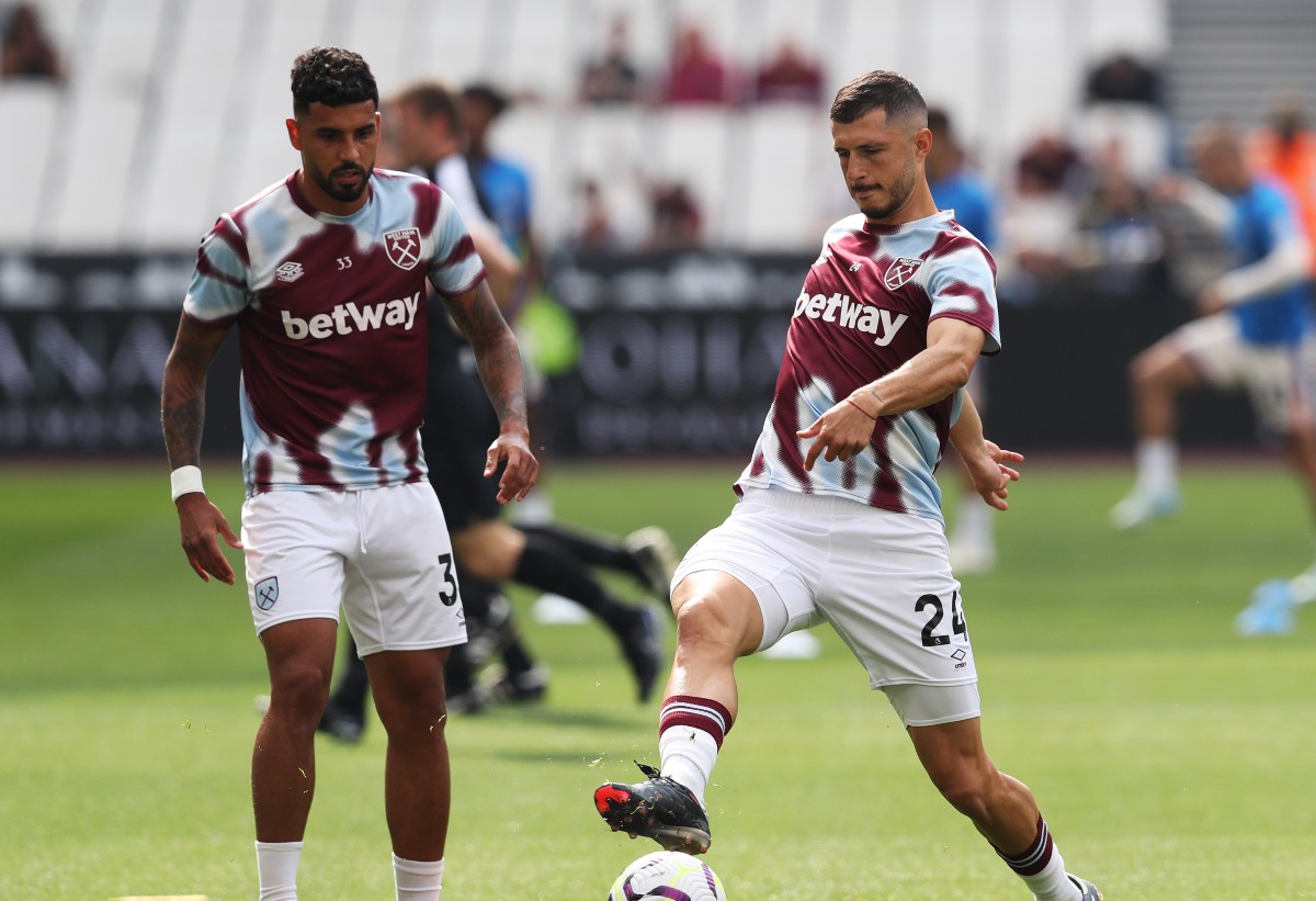 Guido Rodriguez warming up for West Ham