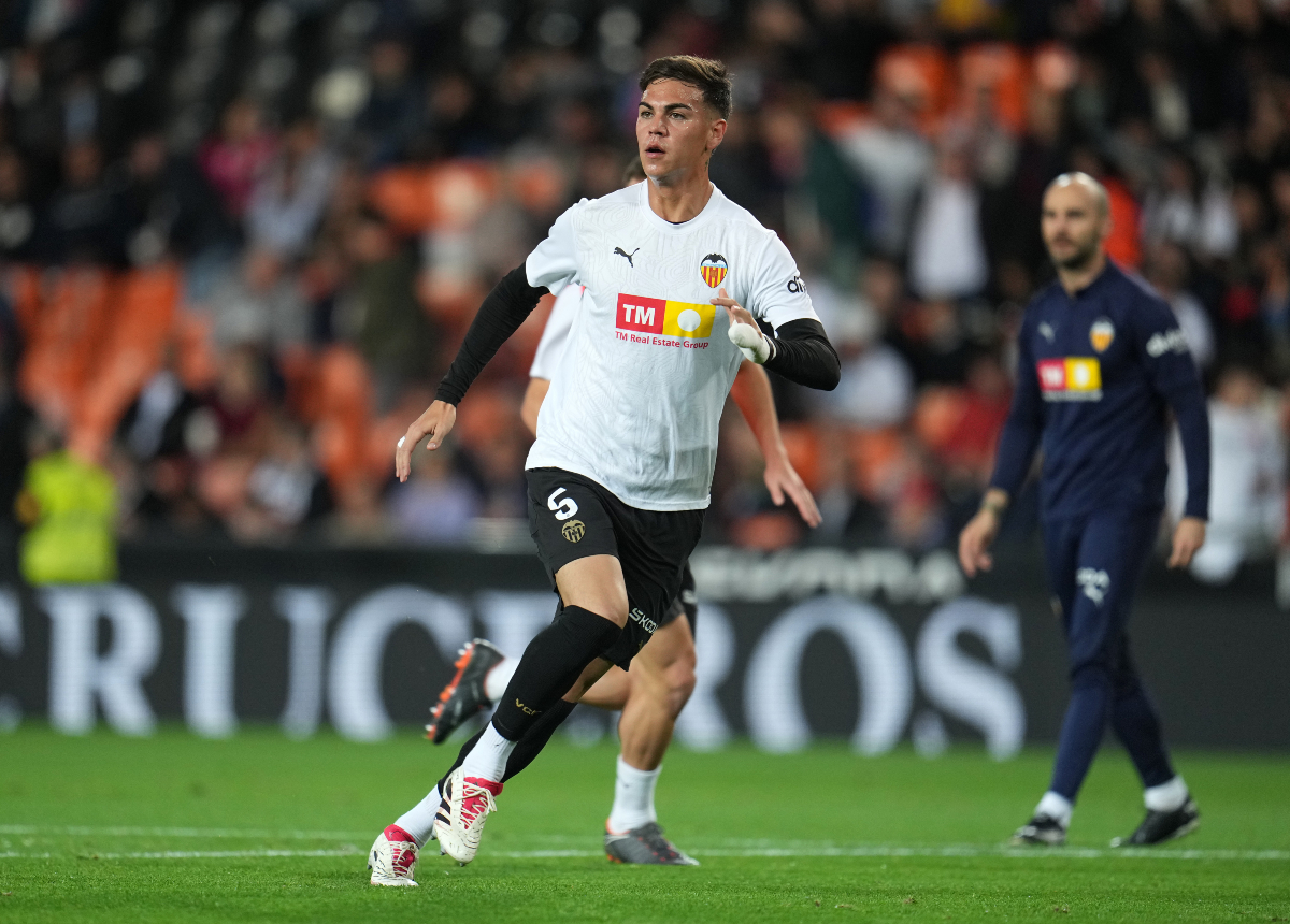 Enzo Barrenechea in action for Valencia