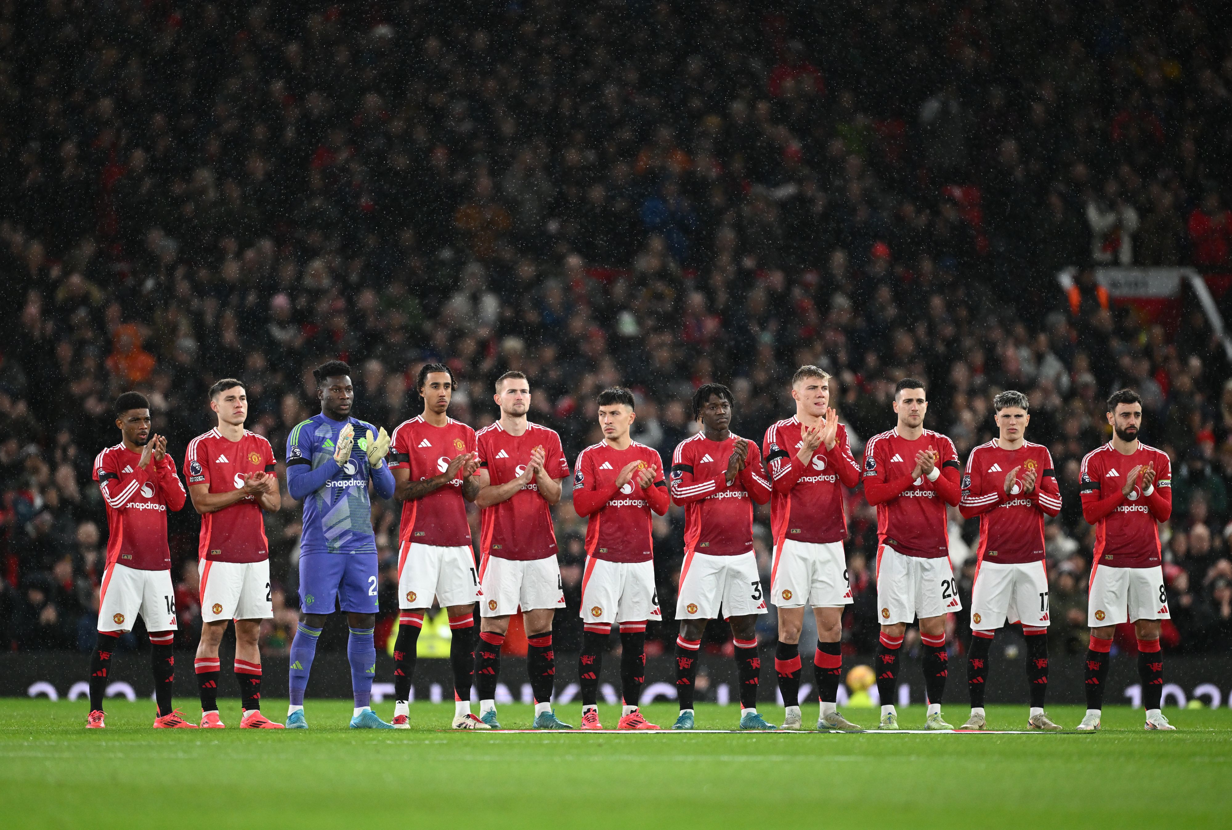 Manchester United players join in with a minute's applause for Kath Phipps