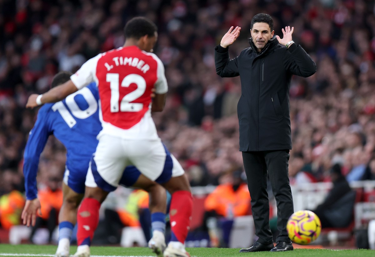 Mikel Arteta watches on during Arsenal's draw with Everton